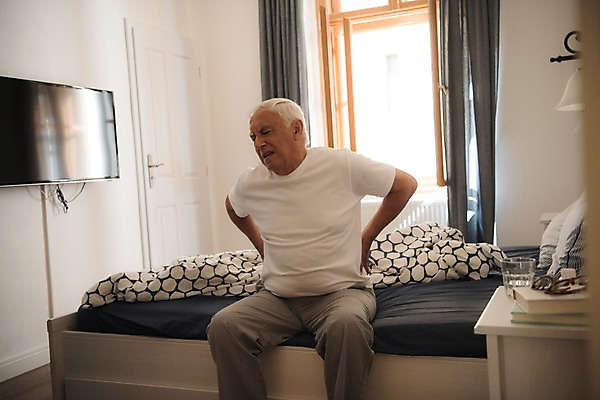 포토 JPG 서양인 노년 남자 안경 창문 탁자 한명 사람 앉기 상반신 앞모습 책 실버라이프 침실 고통 침대 커튼 찡그림 물컵 70대 허리통증 노인남자한명만 국내포토 외국인 1 라이프스타일 잡화 감정 뷰포인트 가구 모션 표정 성인 컵 남자한명만 노인남자만 파일형식