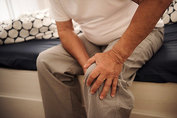 포토 JPG 서양인 노년 남자 한명 사람 앉기 근접촬영 상반신 앞모습 신체부위 실버라이프 침실 양손 침대 관절염 70대 무릎통증 노인남자한명만 국내포토 외국인 1 라이프스타일 손 뷰포인트 가구 모션 성인 고통 질병 남자한명만 노인남자만 파일형식