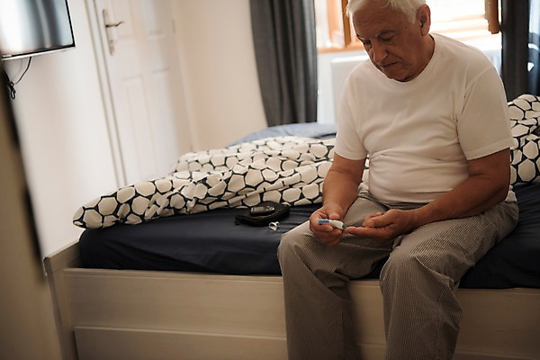 포토 JPG 서양인 응시 노년 남자 한명 사람 앉기 상반신 앞모습 실버라이프 침실 침대 커튼 70대 혈당 혈당계 노인남자한명만 국내포토 외국인 1 라이프스타일 시선 뷰포인트 가구 모션 성인 의료용품 혈액 남자한명만 노인남자만 파일형식