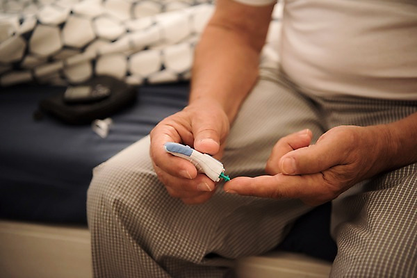 포토 JPG 서양인 노년 남자 한명 사람 앉기 상반신 옆모습 실버라이프 침대 검사_조사 70대 혈당 혈당계 노인남자한명만 국내포토 외국인 1 라이프스타일 뷰포인트 가구 모션 성인 의료용품 혈액 남자한명만 노인남자만 파일형식