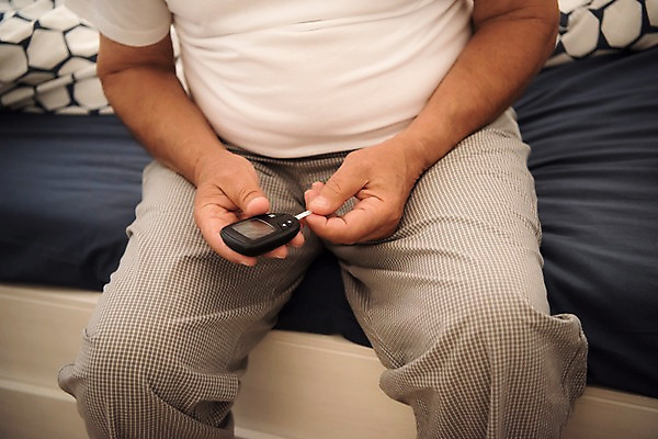 포토 JPG 서양인 노년 남자 한명 사람 앉기 상반신 앞모습 실버라이프 침실 침대 70대 혈당 혈당계 노인남자한명만 국내포토 외국인 1 라이프스타일 뷰포인트 가구 모션 성인 의료용품 혈액 남자한명만 노인남자만 파일형식