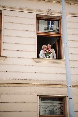 포토 JPG 서양인 응시 여자 노년 남자 서기 미소 사람 상반신 두명 앞모습 실버라이프 노부부 창가 70대 창밖 국내포토 외국인 라이프스타일 부부 시선 뷰포인트 창문 모션 표정 성인 파일형식
