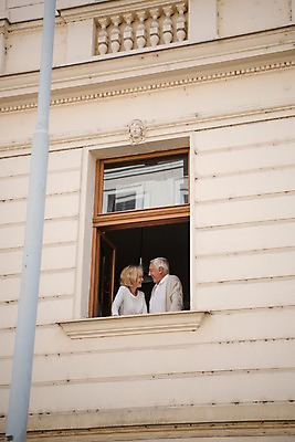 포토 JPG 서양인 응시 여자 노년 남자 서기 미소 사람 상반신 두명 건물 옆모습 실버라이프 마주보기 노부부 창가 70대 창밖 국내포토 외국인 라이프스타일 건축물 부부 시선 뷰포인트 창문 모션 표정 성인 파일형식