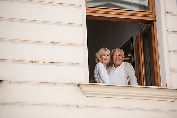 포토 JPG 서양인 응시 여자 노년 남자 서기 미소 사람 상반신 두명 앞모습 옆모습 실버라이프 노부부 창가 70대 창밖 국내포토 외국인 라이프스타일 부부 시선 뷰포인트 창문 모션 표정 성인 파일형식