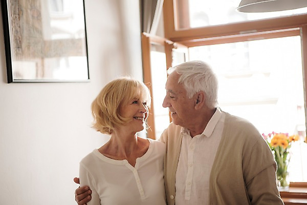 포토 JPG 서양인 응시 여자 노년 남자 액자 미소 사람 상반신 두명 앞모습 실버라이프 마주보기 노부부 창가 70대 어깨에손 국내포토 외국인 라이프스타일 부부 시선 뷰포인트 창문 모션 표정 성인 파일형식