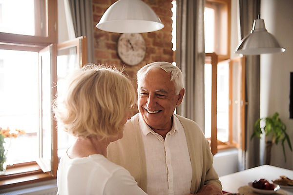 포토 JPG 서양인 응시 여자 노년 남자 화분 식탁 미소 사람 상반신 두명 앞모습 옆모습 실버라이프 마주보기 노부부 창가 70대 국내포토 외국인 라이프스타일 부부 시선 뷰포인트 창문 모션 탁자 표정 성인 파일형식