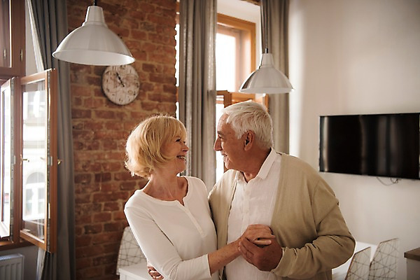 포토 JPG 주간 서양인 응시 여자 노년 남자 의자 창문 실내 미소 사람 상반신 두명 앞모습 옆모습 실버라이프 마주보기 손잡기 노부부 텔레비전 70대 국내포토 자연요소 외국인 라이프스타일 부부 시선 뷰포인트 가구 모션 표정 성인 내부 전자제품 파일형식