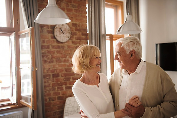 포토 JPG 주간 서양인 여자 노년 남자 실내 미소 사람 상반신 두명 앞모습 옆모습 실버라이프 마주보기 손잡기 노부부 텔레비전 창가 70대 국내포토 자연요소 외국인 라이프스타일 부부 뷰포인트 창문 모션 표정 성인 내부 전자제품 파일형식