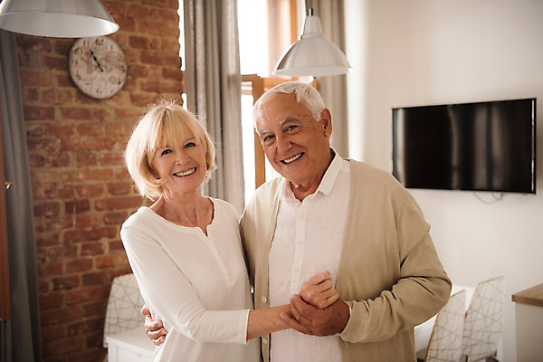 포토 JPG 주간 서양인 여자 노년 남자 의자 창문 실내 미소 사람 상반신 두명 앞모습 실버라이프 손잡기 노부부 텔레비전 커튼 70대 국내포토 자연요소 외국인 라이프스타일 부부 뷰포인트 가구 모션 표정 성인 내부 전자제품 파일형식