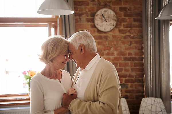 포토 JPG 주간 서양인 여자 노년 남자 안기 실내 미소 사람 상반신 두명 옆모습 실버라이프 손잡기 노부부 커튼 창가 70대 머리맞대기 국내포토 자연요소 외국인 라이프스타일 부부 뷰포인트 창문 모션 표정 성인 내부 파일형식