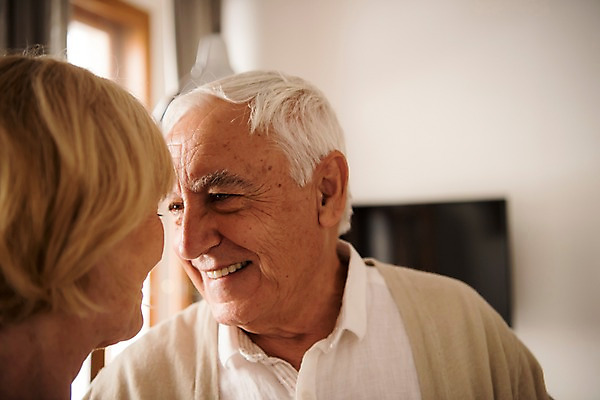 포토 JPG 주간 서양인 응시 여자 노년 남자 실내 미소 사람 근접촬영 상반신 두명 앞모습 뒷모습 실버라이프 마주보기 노부부 텔레비전 70대 국내포토 자연요소 외국인 라이프스타일 부부 시선 뷰포인트 모션 표정 성인 내부 전자제품 파일형식