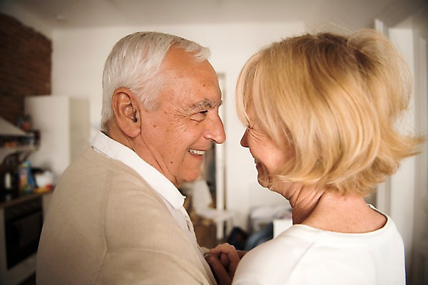 포토 JPG 주간 서양인 응시 여자 노년 남자 실내 미소 사람 근접촬영 상반신 두명 옆모습 실버라이프 마주보기 노부부 70대 국내포토 자연요소 외국인 라이프스타일 부부 시선 뷰포인트 모션 표정 성인 내부 파일형식
