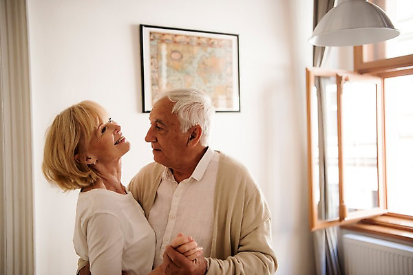 포토 JPG 주간 서양인 응시 여자 노년 남자 액자 안기 실내 미소 사람 상반신 두명 옆모습 실버라이프 손잡기 노부부 춤 창가 70대 국내포토 자연요소 외국인 라이프스타일 부부 시선 뷰포인트 창문 모션 문화예술 표정 성인 내부 파일형식