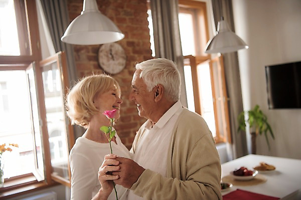 포토 JPG 주간 서양인 응시 여자 노년 남자 한송이 안기 식탁 실내 미소 들기 사람 상반신 두명 옆모습 실버라이프 장미 마주보기 노부부 창가 70대 국내포토 자연요소 외국인 1 라이프스타일 부부 시선 꽃 뷰포인트 창문 모션 탁자 표정 성인 내부 송이 파일형식