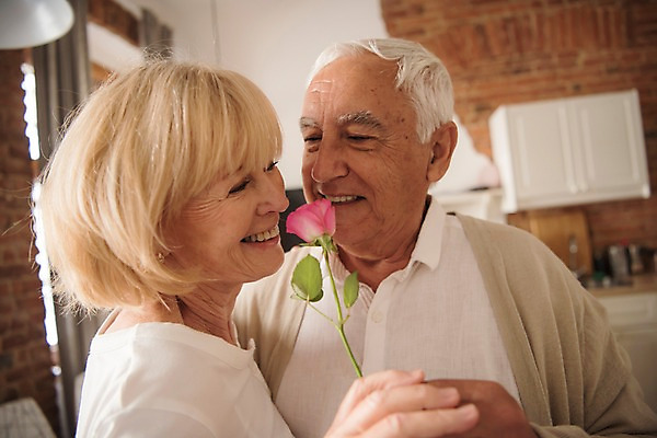 포토 JPG 주간 서양인 응시 여자 노년 남자 꽃 한송이 실내 미소 들기 사람 근접촬영 상반신 두명 앞모습 옆모습 실버라이프 장미 손잡기 노부부 70대 국내포토 자연요소 외국인 식물 1 라이프스타일 부부 시선 뷰포인트 모션 표정 성인 내부 송이 파일형식
