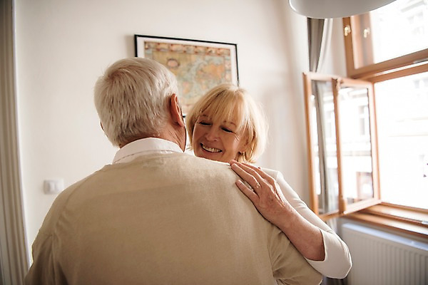 포토 JPG 주간 서양인 여자 노년 남자 액자 안기 실내 미소 사람 상반신 두명 앞모습 뒷모습 실버라이프 눈감음 노부부 춤 창가 70대 국내포토 자연요소 외국인 라이프스타일 부부 뷰포인트 창문 모션 문화예술 표정 성인 내부 파일형식
