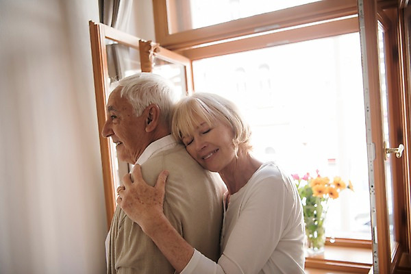 포토 JPG 주간 서양인 여자 노년 남자 안기 실내 미소 사람 상반신 두명 옆모습 실버라이프 노부부 기댐 커튼 창가 70대 백허그 국내포토 자연요소 외국인 라이프스타일 부부 뷰포인트 창문 모션 포옹 표정 성인 내부 파일형식