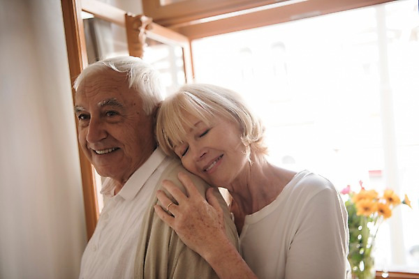 포토 JPG 주간 서양인 여자 노년 남자 실내 미소 사람 상반신 두명 옆모습 실버라이프 기댐 창가 70대 어깨에손 국내포토 자연요소 외국인 라이프스타일 뷰포인트 창문 모션 표정 성인 내부 파일형식