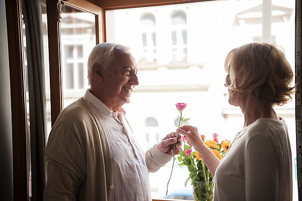 포토 JPG 주간 서양인 응시 여자 노년 남자 꽃 실내 미소 들기 사람 상반신 두명 옆모습 실버라이프 마주보기 노부부 창가 70대 국내포토 자연요소 외국인 식물 라이프스타일 부부 시선 뷰포인트 창문 모션 표정 성인 내부 파일형식