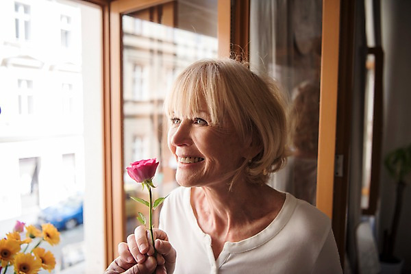 포토 JPG 주간 서양인 응시 여자 노년 꽃 실내 한명 미소 들기 사람 상반신 옆모습 실버라이프 창가 70대 노인여자한명만 국내포토 자연요소 외국인 식물 1 라이프스타일 시선 뷰포인트 창문 모션 표정 성인 내부 여자한명만 노인여자만 파일형식