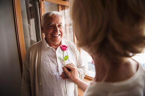 포토 JPG 주간 서양인 응시 여자 노년 남자 꽃 실내 미소 들기 사람 상반신 두명 앞모습 뒷모습 실버라이프 마주보기 노부부 창가 70대 국내포토 자연요소 외국인 식물 라이프스타일 부부 시선 뷰포인트 창문 모션 표정 성인 내부 파일형식