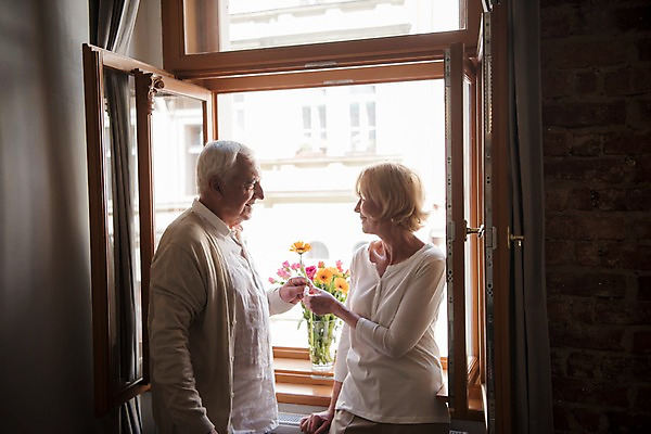 포토 JPG 주간 서양인 여자 노년 남자 꽃 실내 서기 미소 들기 사람 상반신 두명 앞모습 옆모습 실버라이프 마주보기 노부부 기댐 커튼 창가 70대 국내포토 자연요소 외국인 식물 라이프스타일 부부 뷰포인트 창문 모션 표정 성인 내부 파일형식