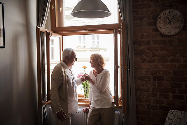 포토 JPG 주간 서양인 여자 노년 남자 꽃 실내 서기 미소 들기 사람 상반신 두명 앞모습 옆모습 실버라이프 마주보기 노부부 기댐 창가 70대 국내포토 자연요소 외국인 식물 라이프스타일 부부 뷰포인트 창문 모션 표정 성인 내부 파일형식