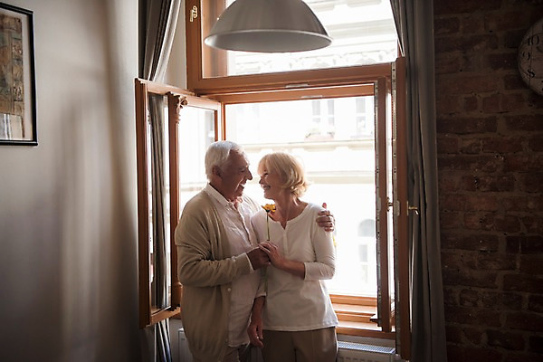 포토 JPG 주간 서양인 응시 여자 노년 남자 꽃 액자 창문 실내 미소 들기 사람 상반신 두명 앞모습 옆모습 실버라이프 마주보기 노부부 커튼 70대 어깨에손 국내포토 자연요소 외국인 식물 라이프스타일 부부 시선 뷰포인트 모션 표정 성인 내부 파일형식