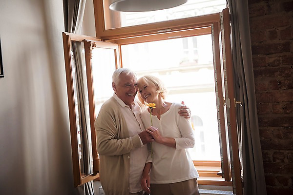 포토 JPG 주간 서양인 응시 여자 노년 남자 꽃 안기 실내 서기 미소 들기 사람 상반신 두명 앞모습 실버라이프 손잡기 노부부 기댐 커튼 창가 70대 어깨에손 국내포토 자연요소 외국인 식물 라이프스타일 부부 시선 뷰포인트 창문 모션 표정 성인 내부 파일형식