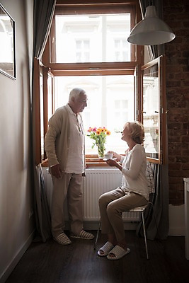 포토 JPG 주간 전신 서양인 여자 노년 남자 커피 실내 대화 서기 미소 사람 앉기 두명 옆모습 실버라이프 마주보기 노부부 마시기 창가 70대 국내포토 자연요소 외국인 라이프스타일 부부 음료 뷰포인트 창문 모션 표정 말하기 성인 내부 파일형식