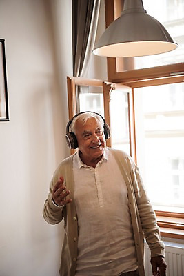 포토 JPG 주간 서양인 노년 남자 실내 한명 미소 사람 손짓 상반신 앞모습 실버라이프 헤드셋 커튼 창가 70대 노인남자한명만 국내포토 자연요소 외국인 1 라이프스타일 뷰포인트 음향기기 창문 모션 표정 성인 내부 헤드폰 남자한명만 노인남자만 파일형식