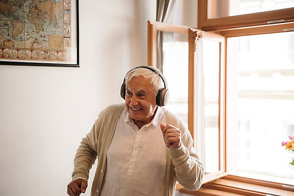 포토 JPG 주간 서양인 노년 남자 액자 실내 한명 미소 사람 상반신 앞모습 실버라이프 헤드셋 춤 창가 즐거움 70대 노인남자한명만 국내포토 자연요소 외국인 1 라이프스타일 감정 뷰포인트 음향기기 창문 문화예술 표정 성인 내부 헤드폰 남자한명만 노인남자만 파일형식