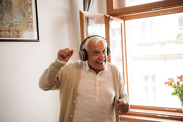 포토 JPG 주간 서양인 노년 남자 액자 실내 한명 미소 사람 상반신 앞모습 실버라이프 헤드셋 춤 창가 즐거움 70대 노인남자한명만 국내포토 자연요소 외국인 1 라이프스타일 감정 뷰포인트 음향기기 창문 문화예술 표정 성인 내부 헤드폰 남자한명만 노인남자만 파일형식