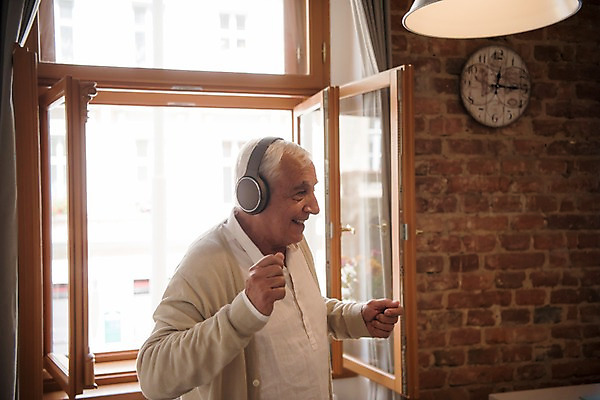 포토 JPG 주간 서양인 노년 남자 조명 실내 한명 미소 사람 상반신 옆모습 실버라이프 헤드셋 춤 창가 즐거움 70대 노인남자한명만 국내포토 자연요소 외국인 1 라이프스타일 감정 뷰포인트 음향기기 창문 문화예술 표정 성인 내부 헤드폰 남자한명만 노인남자만 파일형식