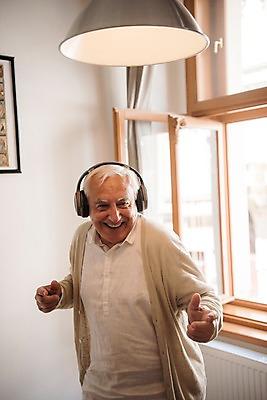 포토 JPG 주간 서양인 노년 남자 조명 실내 한명 미소 사람 상반신 앞모습 실버라이프 헤드셋 춤 창가 즐거움 70대 노인남자한명만 국내포토 자연요소 외국인 1 라이프스타일 감정 뷰포인트 음향기기 창문 문화예술 표정 성인 내부 헤드폰 남자한명만 노인남자만 파일형식