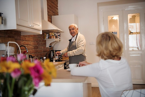 포토 JPG 주간 서양인 응시 여자 노년 남자 실내 서기 사람 앉기 상반신 두명 옆모습 뒷모습 실버라이프 주방 노부부 마시기 가스레인지 냄비 커피잔 싱크대 70대 요리중 국내포토 자연요소 외국인 라이프스타일 부부 시선 커피 뷰포인트 모션 잔 성인 내부 가전제품 레인지 솥 개수대 파일형식