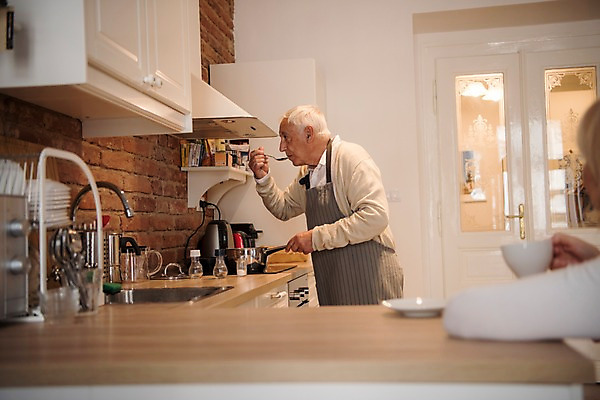 포토 JPG 주간 서양인 여자 노년 남자 커피 실내 서기 사람 앉기 상반신 두명 옆모습 뒷모습 실버라이프 주방 노부부 앞치마 마시기 냄비 먹기 싱크대 70대 요리중 국내포토 자연요소 외국인 라이프스타일 부부 음료 뷰포인트 모션 성인 내부 솥 개수대 파일형식