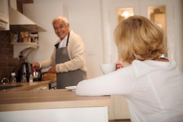 포토 JPG 주간 서양인 여자 노년 남자 실내 요리 서기 미소 들기 사람 앉기 상반신 두명 옆모습 뒷모습 실버라이프 노부부 앞치마 마시기 가스레인지 냄비 커피잔 70대 국내포토 자연요소 외국인 라이프스타일 부부 커피 뷰포인트 모션 잔 표정 성인 내부 가전제품 레인지 솥 파일형식