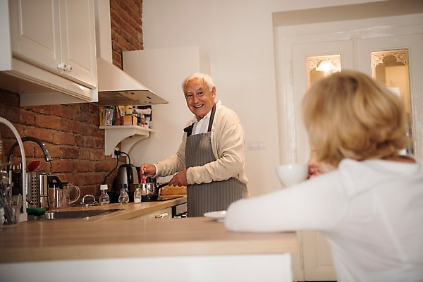 포토 JPG 주간 서양인 응시 여자 노년 남자 커피 실내 서기 미소 사람 앉기 상반신 두명 옆모습 뒷모습 실버라이프 주방 노부부 앞치마 마시기 냄비 싱크대 70대 요리중 국내포토 자연요소 외국인 라이프스타일 부부 시선 음료 뷰포인트 모션 표정 성인 내부 솥 개수대 파일형식