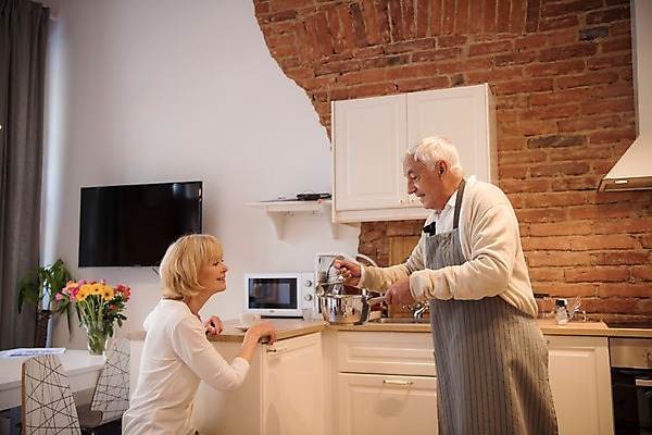 포토 JPG 주간 서양인 응시 여자 노년 남자 실내 서기 미소 들기 사람 앉기 상반신 두명 옆모습 실버라이프 주방 노부부 텔레비전 앞치마 냄비 찬장 먹기 싱크대 70대 국내포토 자연요소 외국인 라이프스타일 부부 시선 뷰포인트 가구 모션 표정 성인 내부 전자제품 솥 개수대 파일형식