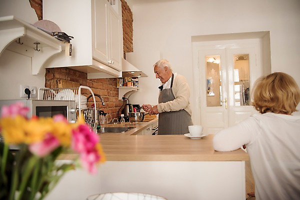 포토 JPG 주간 서양인 여자 노년 남자 실내 서기 미소 사람 앉기 상반신 두명 옆모습 뒷모습 실버라이프 주방 꽃병 노부부 찬장 싱크대 70대 국내포토 자연요소 외국인 라이프스타일 부부 꽃 뷰포인트 가구 모션 표정 성인 내부 개수대 파일형식