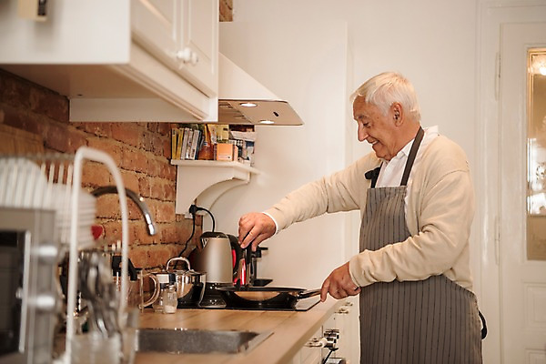 포토 JPG 주간 서양인 응시 노년 남자 실내 집게 한명 미소 사람 상반신 옆모습 실버라이프 주방 앞치마 프라이팬 싱크대 70대 요리중 노인남자한명만 국내포토 자연요소 외국인 1 라이프스타일 시선 뷰포인트 모션 주방용품 표정 성인 내부 개수대 남자한명만 노인남자만 파일형식