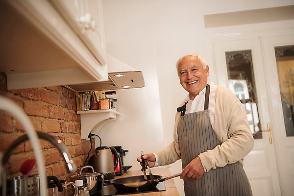 포토 JPG 주간 서양인 노년 남자 실내 집게 한명 웃음 사람 상반신 앞모습 실버라이프 주방 앞치마 프라이팬 70대 요리중 노인남자한명만 국내포토 자연요소 외국인 1 라이프스타일 뷰포인트 모션 주방용품 표정 성인 내부 남자한명만 노인남자만 파일형식