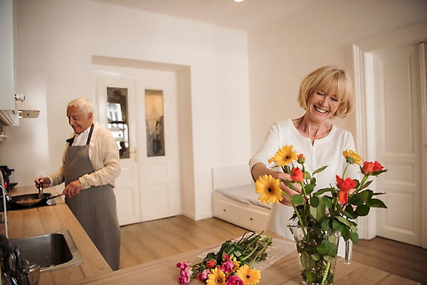 포토 JPG 주간 서양인 여자 노년 남자 실내 미소 사람 상반신 두명 앞모습 옆모습 실버라이프 주방 꽃병 노부부 앞치마 프라이팬 꽃꽂이 70대 요리중 국내포토 자연요소 외국인 라이프스타일 부부 꽃 뷰포인트 모션 주방용품 표정 성인 내부 원예 파일형식