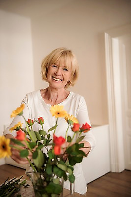 포토 JPG 주간 서양인 여자 노년 실내 한명 미소 사람 상반신 앞모습 실버라이프 꽃병 꽃꽂이 즐거움 70대 노인여자한명만 국내포토 자연요소 외국인 1 라이프스타일 꽃 감정 뷰포인트 표정 성인 내부 원예 여자한명만 노인여자만 파일형식