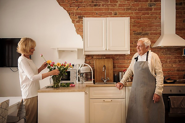 포토 JPG 주간 서양인 여자 노년 남자 실내 미소 사람 상반신 두명 앞모습 옆모습 실버라이프 주방 꽃병 노부부 앞치마 꽃꽂이 싱크대 70대 국내포토 자연요소 외국인 라이프스타일 부부 꽃 뷰포인트 표정 성인 내부 개수대 원예 파일형식