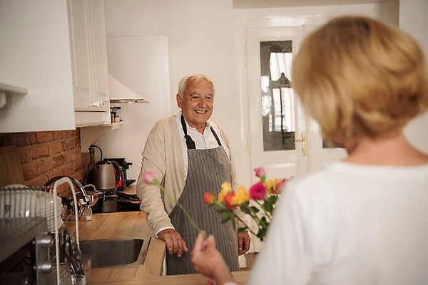 포토 JPG 주간 서양인 응시 여자 노년 남자 실내 미소 사람 상반신 두명 앞모습 뒷모습 실버라이프 주방 꽃병 노부부 앞치마 싱크대 70대 손질 국내포토 자연요소 외국인 라이프스타일 부부 시선 꽃 뷰포인트 표정 성인 내부 개수대 파일형식
