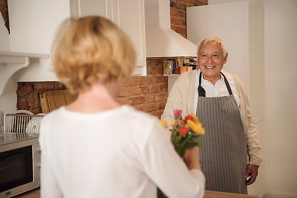 포토 JPG 주간 서양인 여자 노년 남자 실내 미소 사람 상반신 두명 앞모습 뒷모습 실버라이프 마주보기 주방 꽃병 노부부 앞치마 싱크대 70대 국내포토 자연요소 외국인 라이프스타일 부부 꽃 뷰포인트 모션 표정 성인 내부 개수대 파일형식