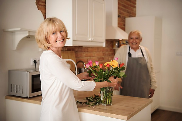포토 JPG 주간 서양인 응시 여자 노년 남자 실내 미소 사람 상반신 두명 앞모습 옆모습 실버라이프 주방 꽃병 노부부 앞치마 70대 손질 국내포토 자연요소 외국인 라이프스타일 부부 시선 꽃 뷰포인트 표정 성인 내부 파일형식