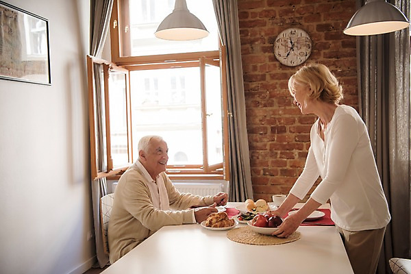 포토 JPG 주간 서양인 접시 여자 노년 남자 빵 액자 식탁 실내 서기 미소 들기 사람 앉기 상반신 두명 옆모습 실버라이프 노부부 식사 사과 커피잔 창가 70대 국내포토 자연요소 외국인 라이프스타일 식기 부부 커피 음식 뷰포인트 과일 창문 모션 탁자 잔 표정 성인 내부 파일형식